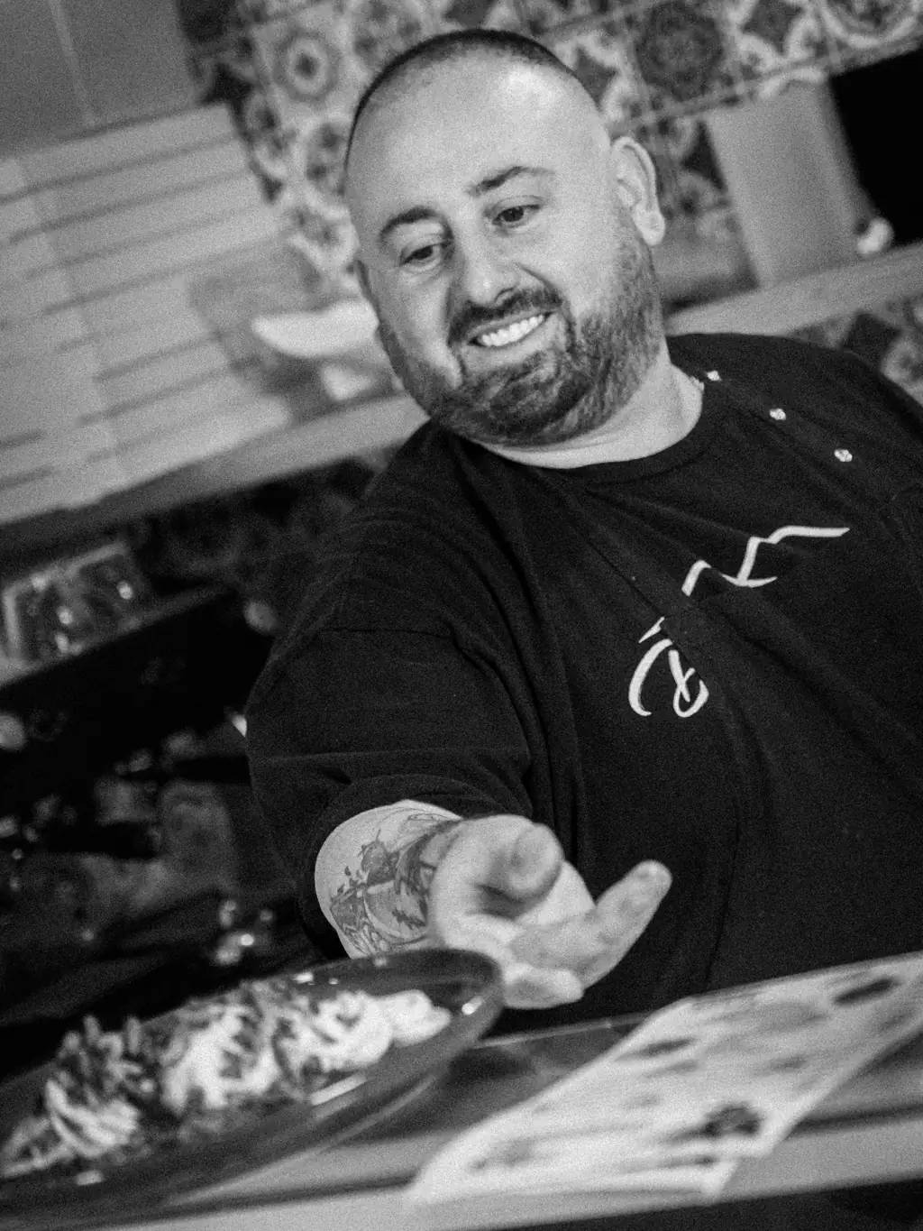Eigenaar van restaurant Da Gennaro in Maassluis serveert een gerecht